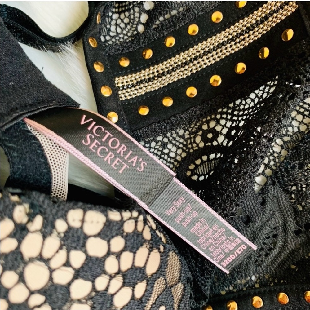 Victoria’s Secret Very Sexy High Neck Push up Bra
Brand New (NOS)
SIZE 32DD - Picture 8 of 9
